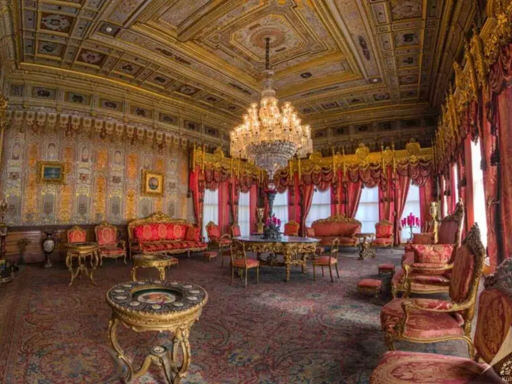 Istanbul Dolmabahce Palace and Bosphorus Tour by Bus & Boat